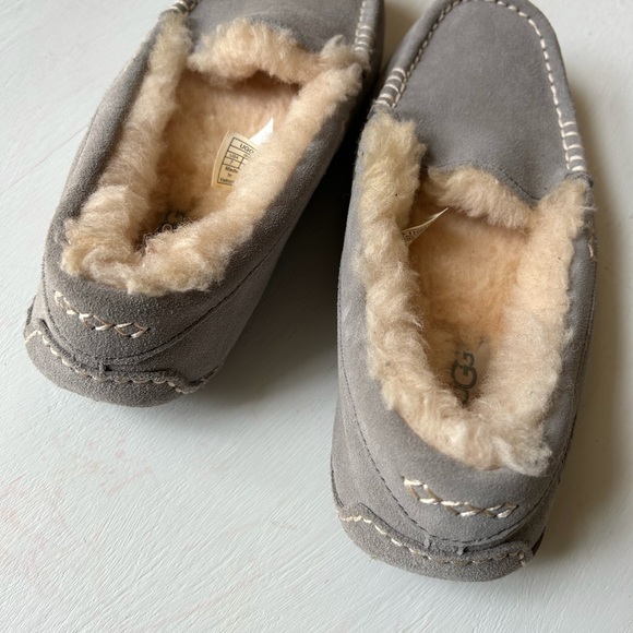 UGG Ansley Light Gray Sheepskin Suede Slippers Moccasins Size 7 - Picture 3 of 5